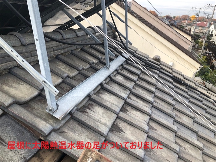 屋根に架台が乗っています