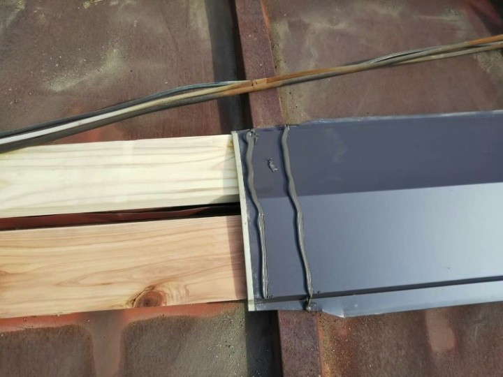 ガルバリウム鋼板の棟板金を取り付け