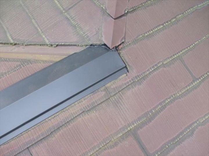 新しい棟板金の取り付け