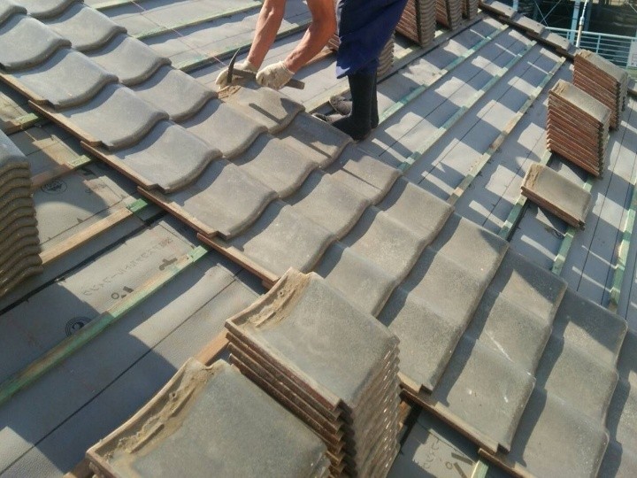 瓦桟の取り付けと瓦の再設置