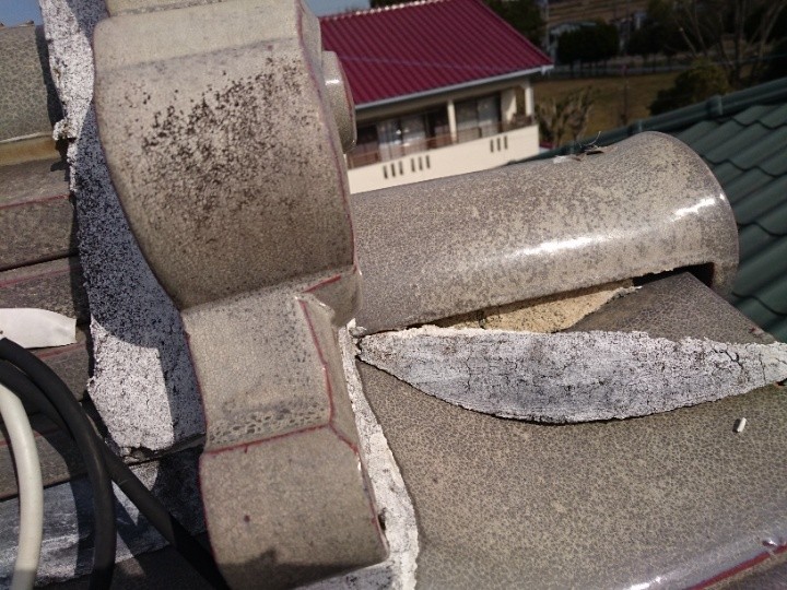 鬼瓦付近の漆喰の浮き