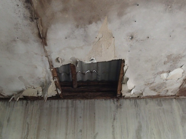 雨漏り箇所の直上で天井材が崩落