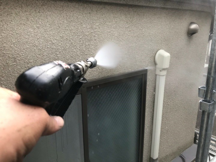 高圧洗浄で屋根・外壁の汚れを除去