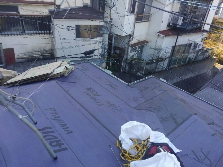 防水シート（ルーフィング）の敷設