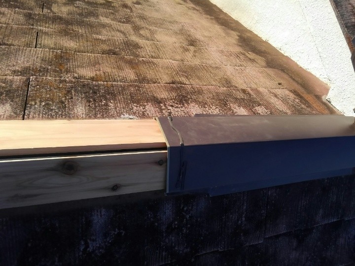 棟板金の取り付け作業