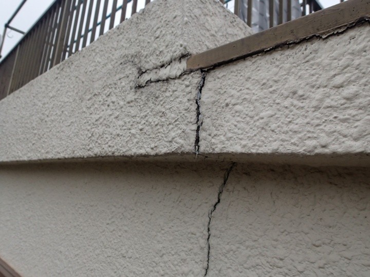 外壁に生じた大きな亀裂の確認