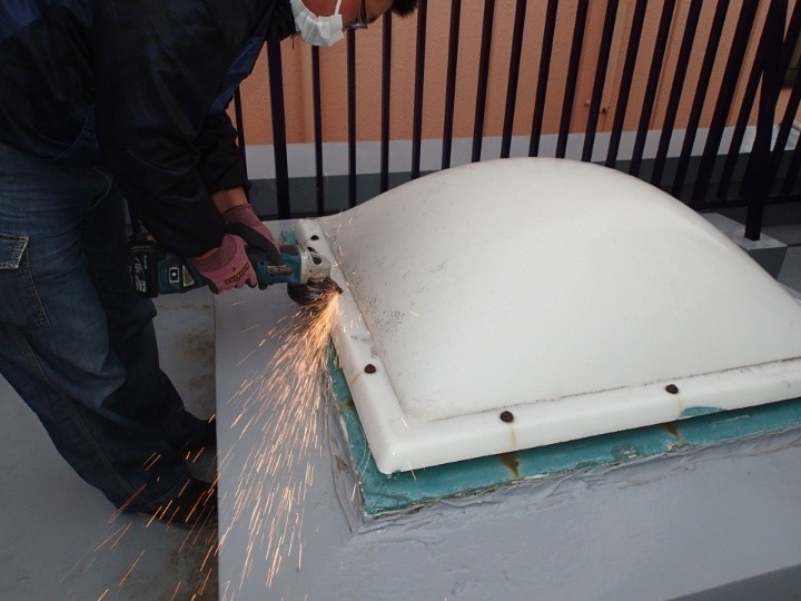 既存ドームカバーの撤去作業