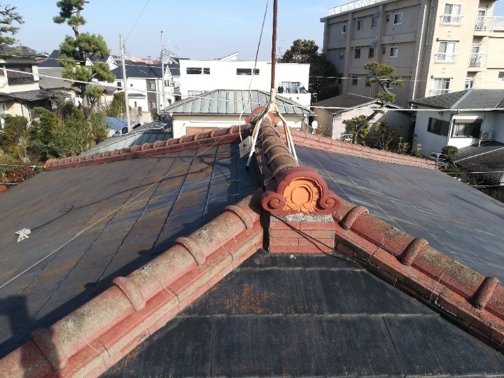 瓦棟が載るスレート屋根の状況