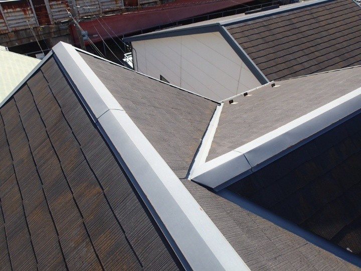 棟板金の浮きと屋根材の色褪せ