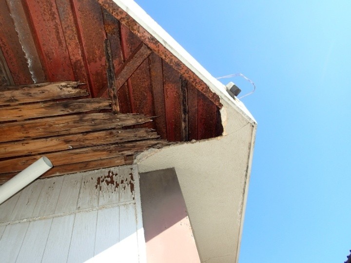 崩落して露出した木材と鉄骨の状態