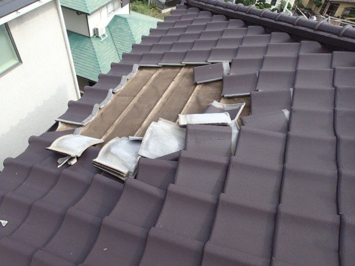 瓦が大きく飛散した大屋根の状態
