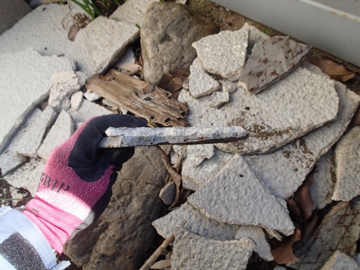 剥がれ落ちたモルタル片の確認