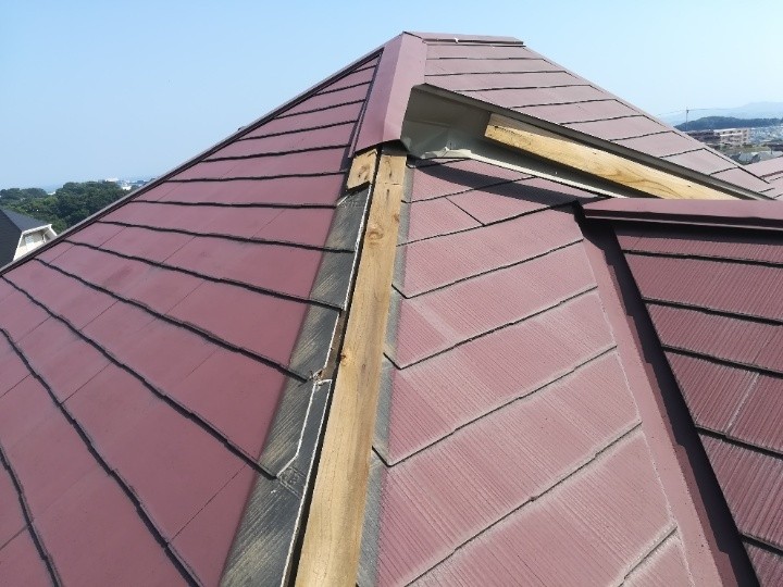 棟板金が飛散した状態