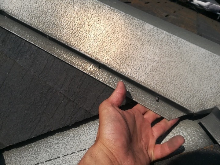 棟板金の釘浮きを手で確認