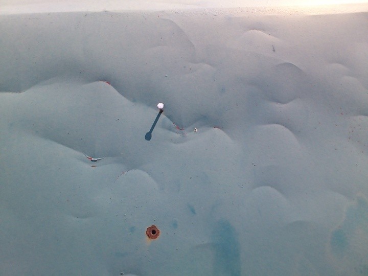 表面の浮きとサビ穴