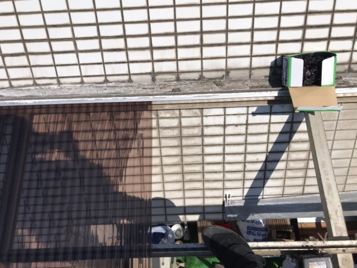 新しい波板の設置準備