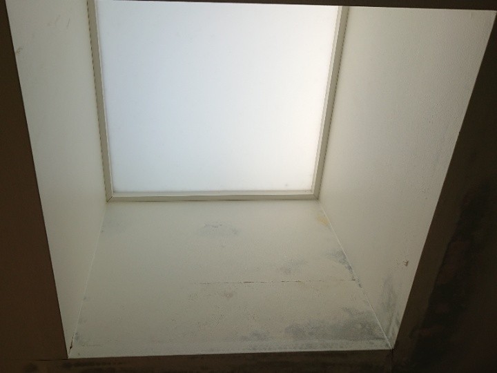 室内側天窓まわりの色ムラ