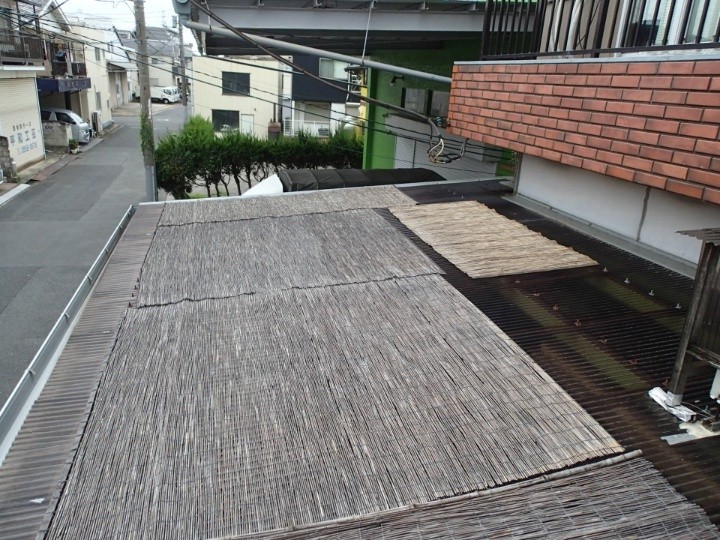 調査写真① 上面から確認した庇屋根の状態