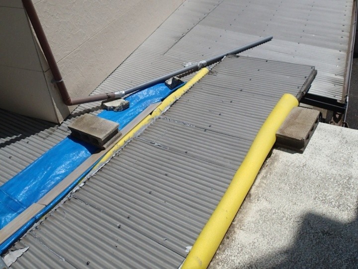 谷部分に作られた即席屋根