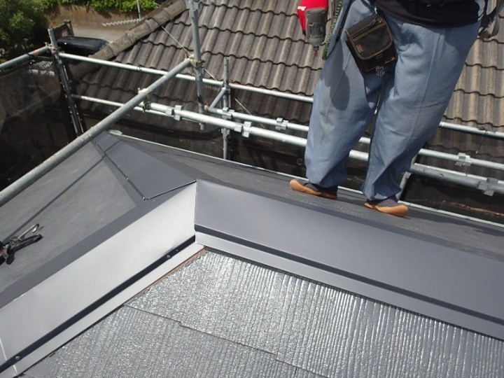 新しい棟板金の取り付け