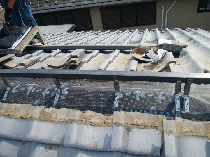 新しい耐震棟金具の設置