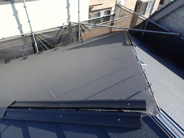 タフモックの設置と棟板金取り付け