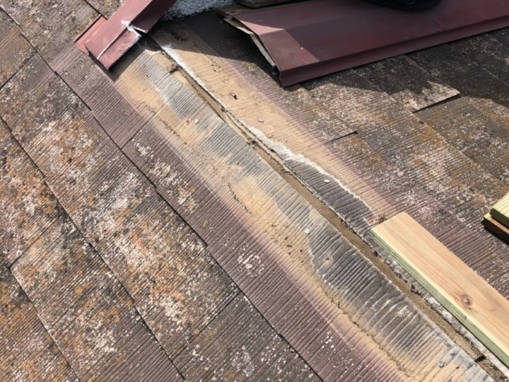 貫板と棟板金の撤去作業