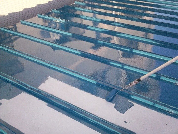 中塗りで色と膜厚を整える