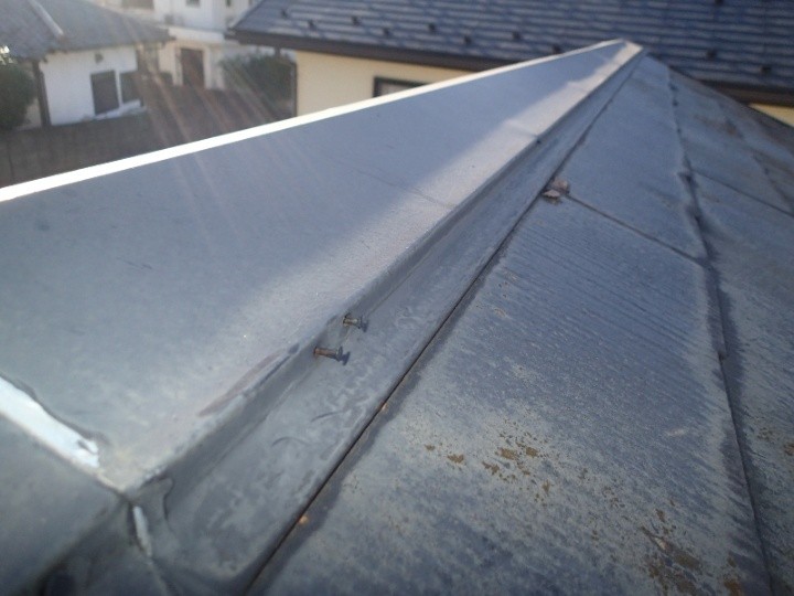 棟板金の浮きと固定不良