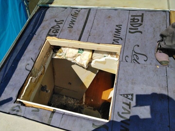 下地補強と防水シートの張替え