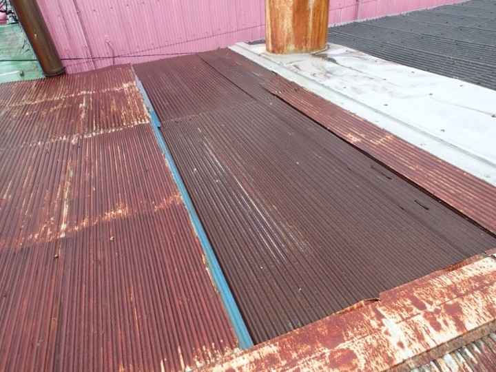 部分的な補修跡と周囲の腐食