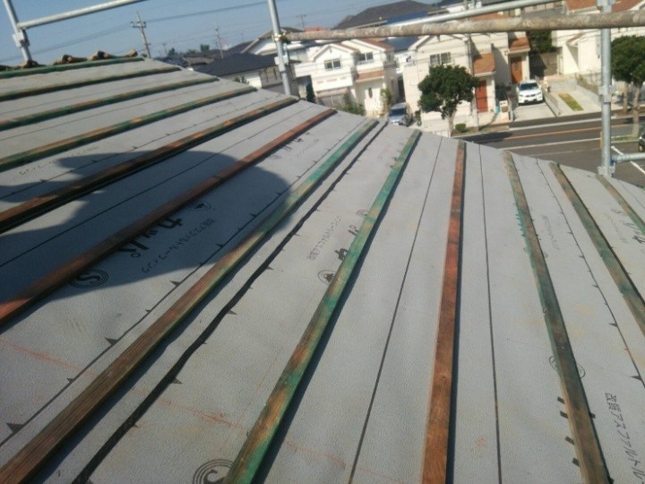 新しい防水紙の敷設