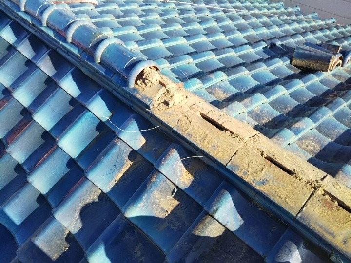 大棟の棟取り直し：瓦の解体と下地補修