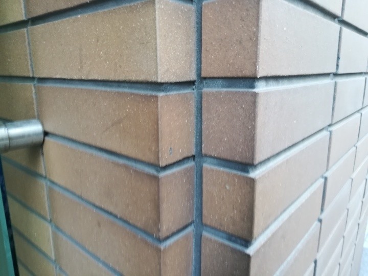 タイル目地に残る汚れと劣化の兆候