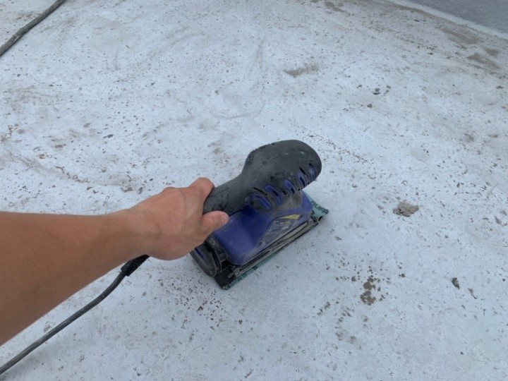 電動サンダーによるケレン作業