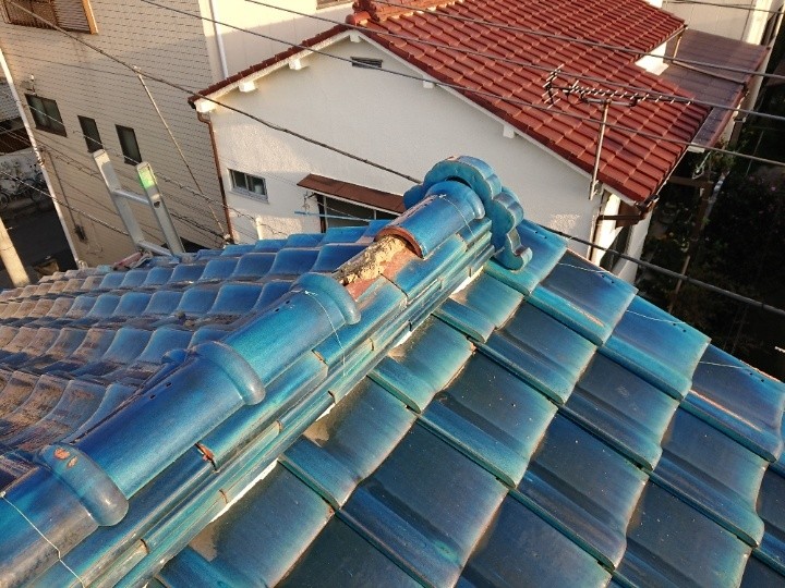 棟瓦のずれと葺き土の流出を確認