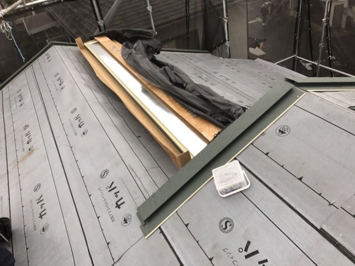 防水紙の敷設と役物の設置