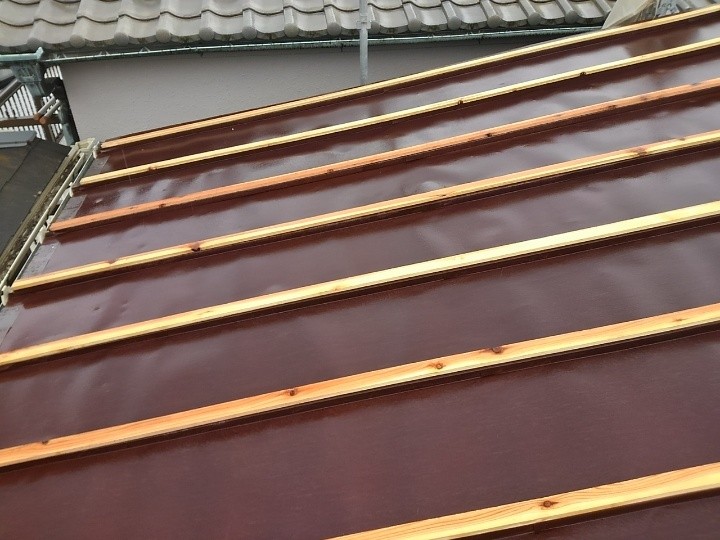 既存瓦棒への新たな芯木取り付け