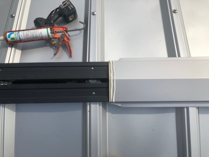 仕上げの棟板金設置とコーキング処理