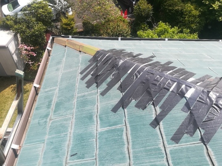 テープで補修された屋根の状態