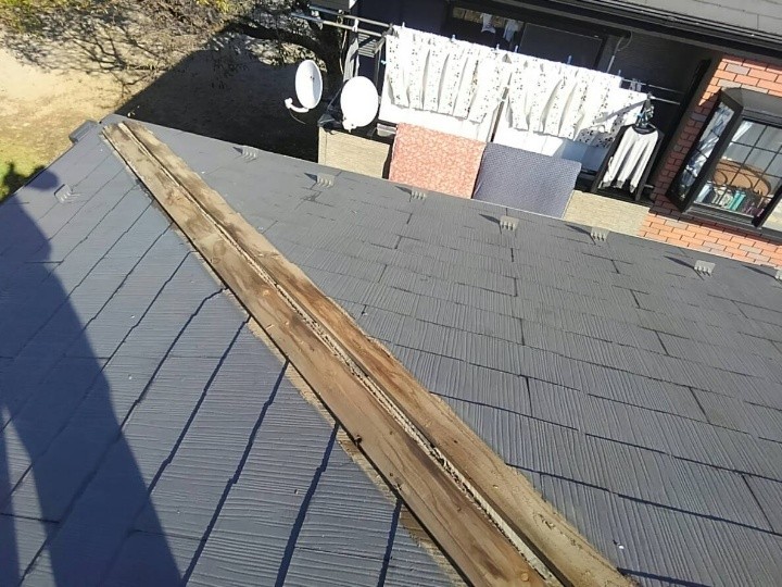 棟板金が外れた屋根の状態