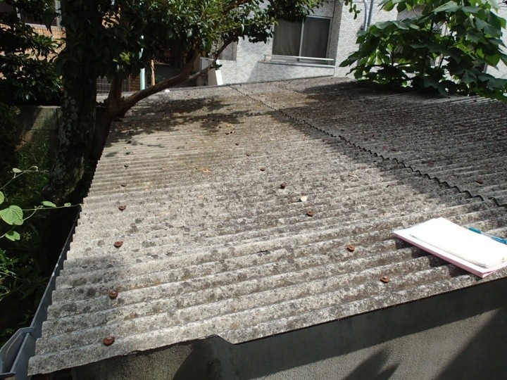 屋根表面の小波スレート全体の劣化