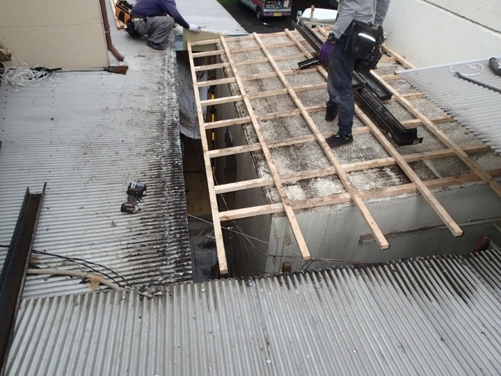 既存屋根の撤去と下地調整