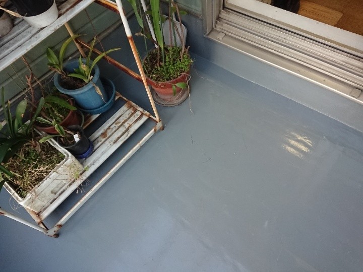 ベランダにウレタン通気緩衝工法を採用した防水工事を実施した外観