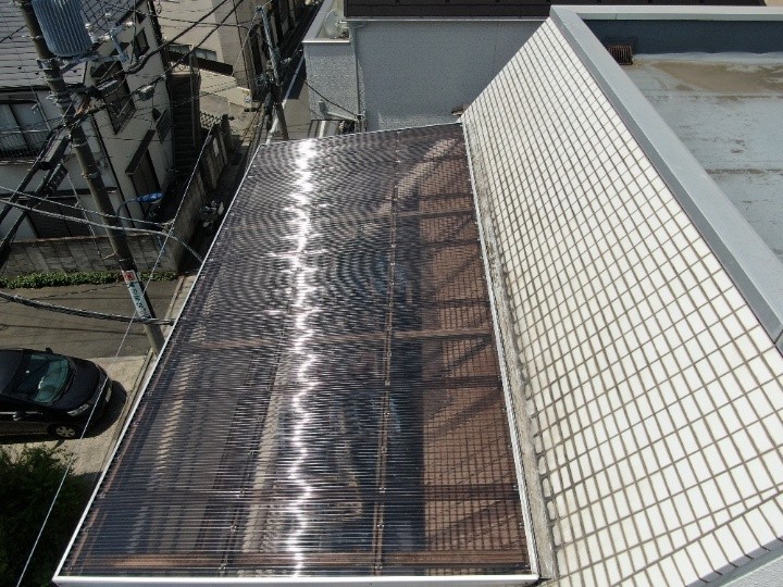 ベランダ屋根の波板交換工事（ビスタイプの固定金具を採用）を実施した外観
