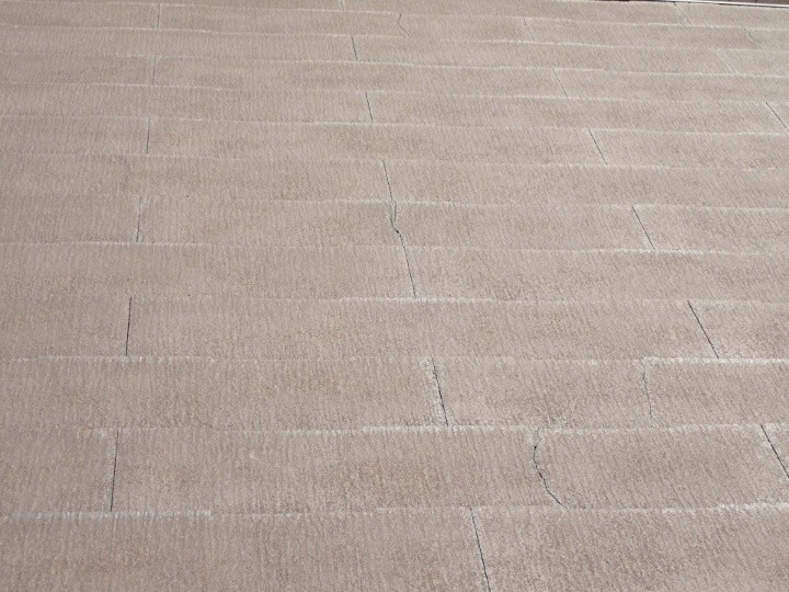 スレート屋根にひび割れが発生