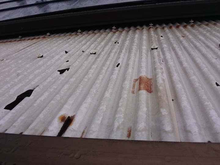 波板屋根の破損状況（1枚目）