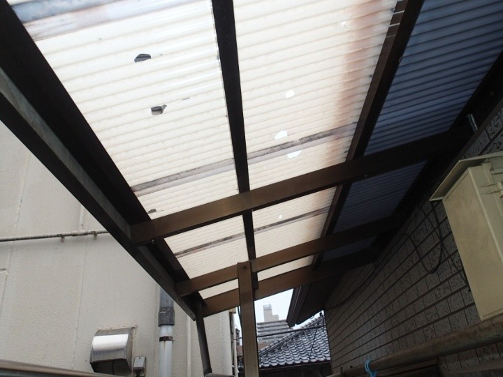 通路屋根の破損（3枚目）