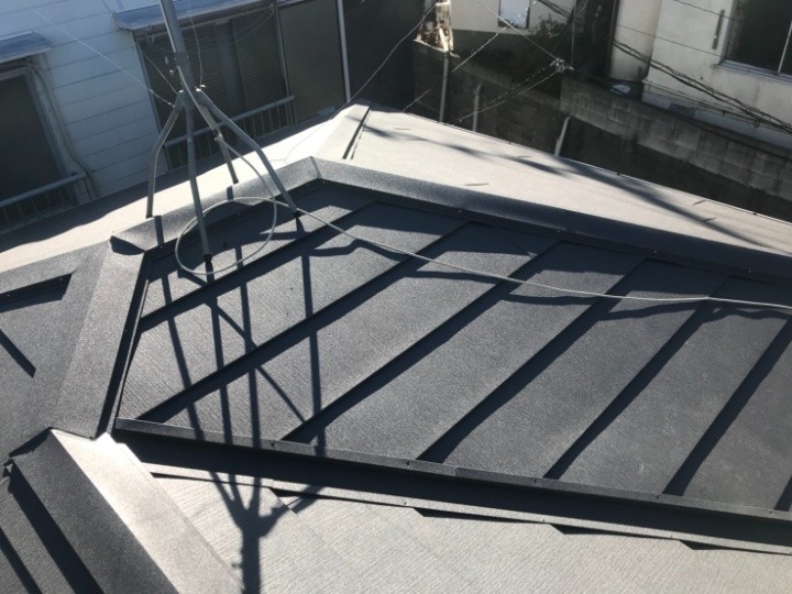 IG工業スーパーガルテクトを用いた屋根カバー工事した外観