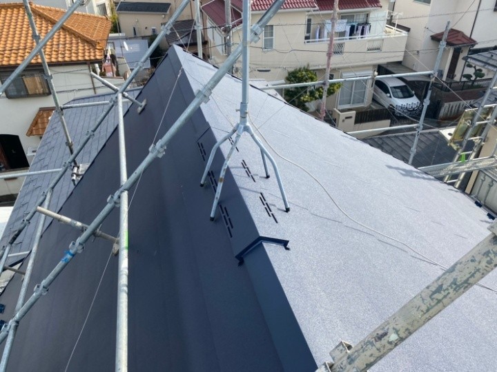 屋根カバー工事と換気棟新設工事を併せて実施したお住まい